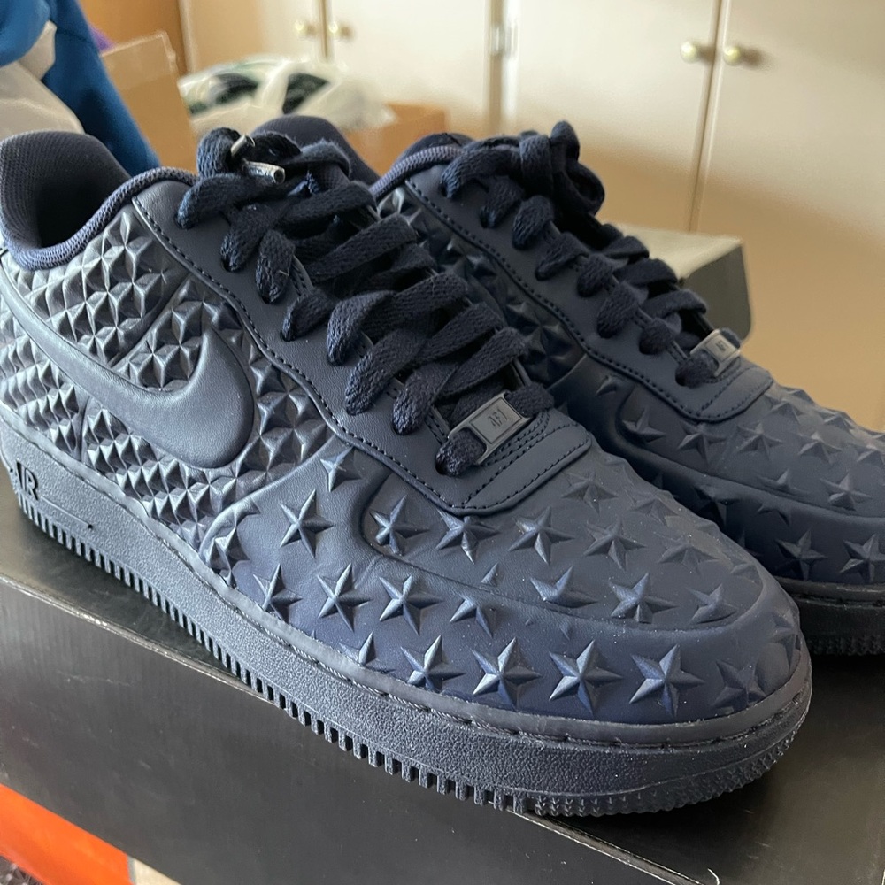 NIKE AIR FORCE 1 LV8 VT MIDNIGHT-NAVY/NAVY COLOR SIZE 8 MENS